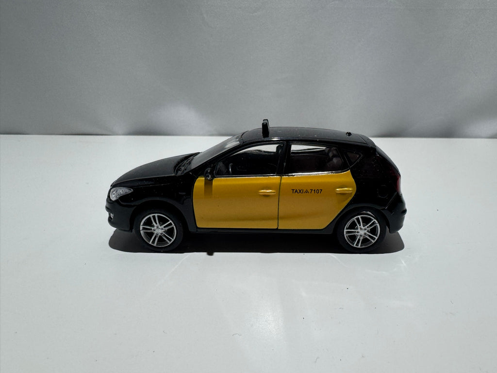 1:38 Welly Hyundai I30 Hatchback Schwarz-Gelb Barcelona Taxi #226