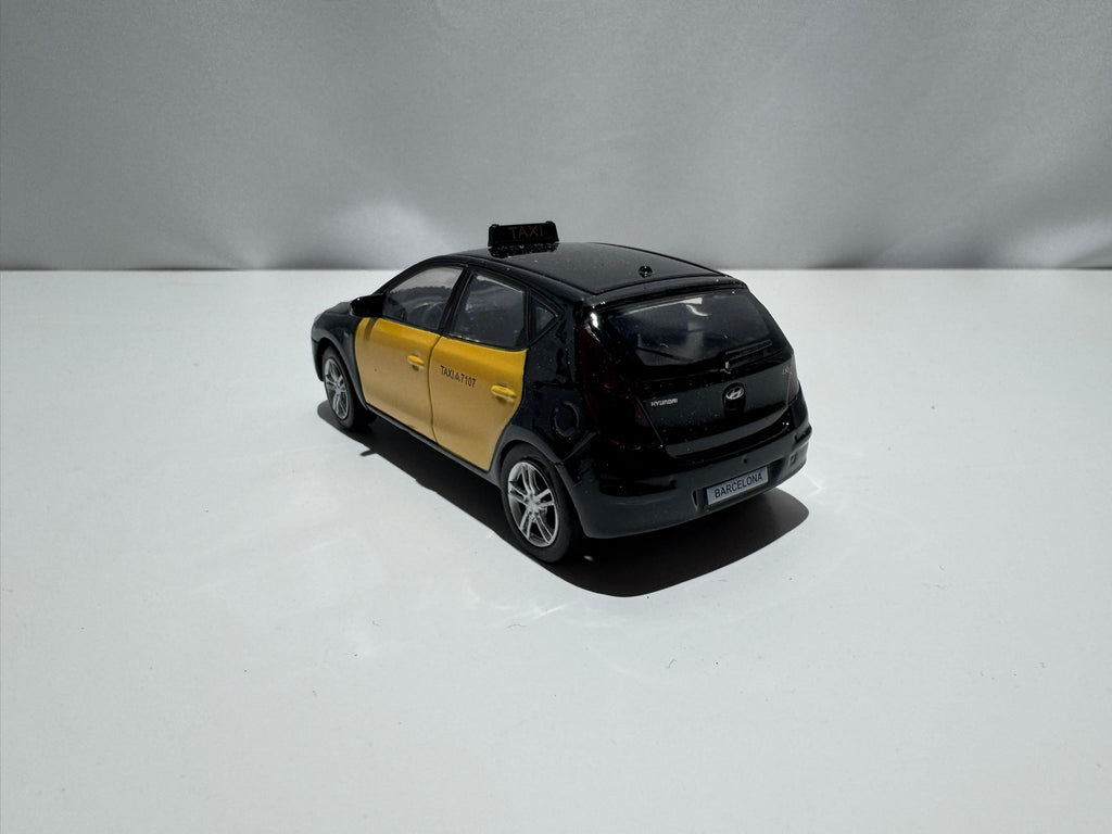 1:38 Welly Hyundai I30 Hatchback Schwarz-Gelb Barcelona Taxi #226
