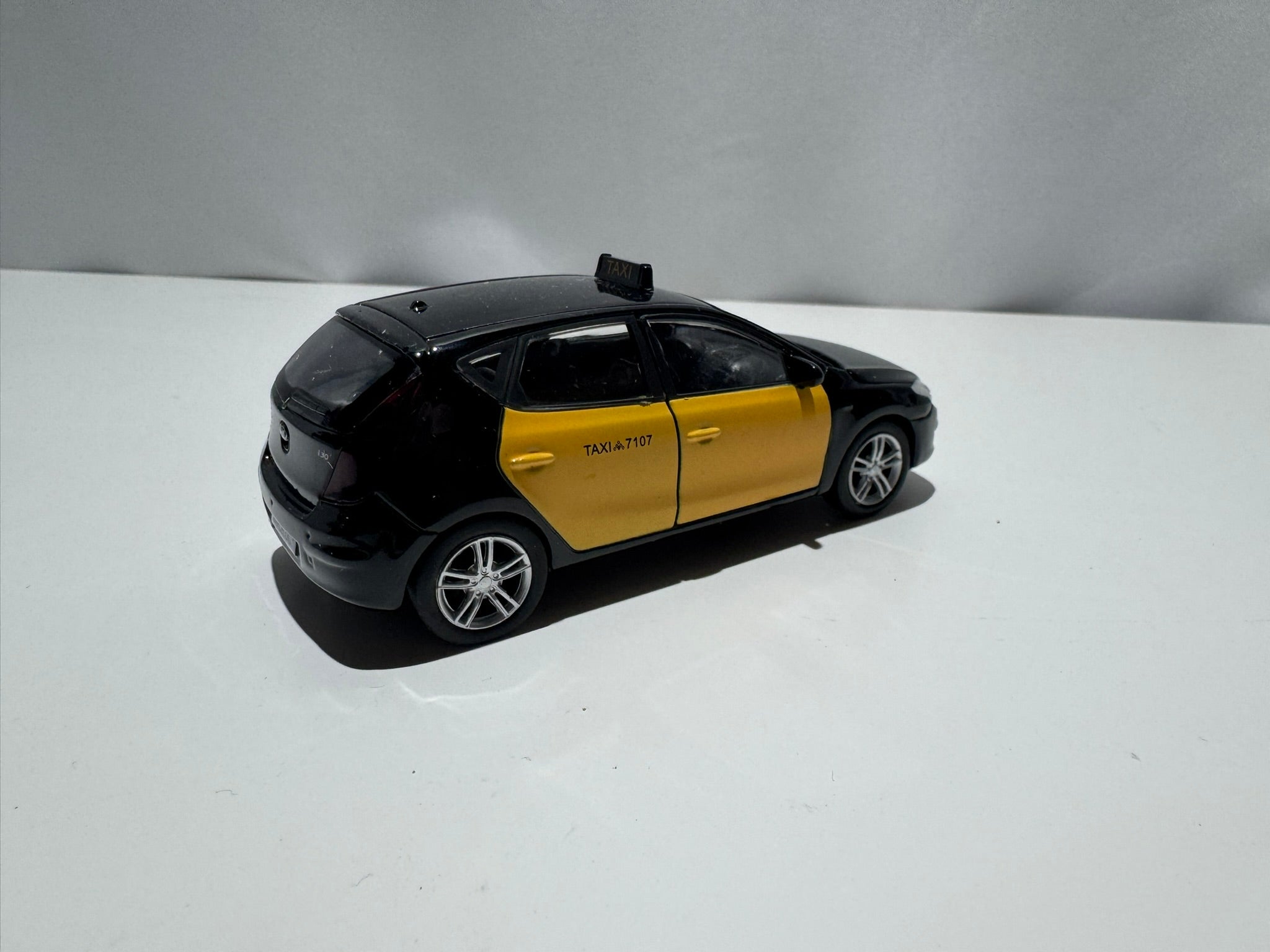 1:38 Welly Hyundai I30 Hatchback Schwarz-Gelb Barcelona Taxi #226