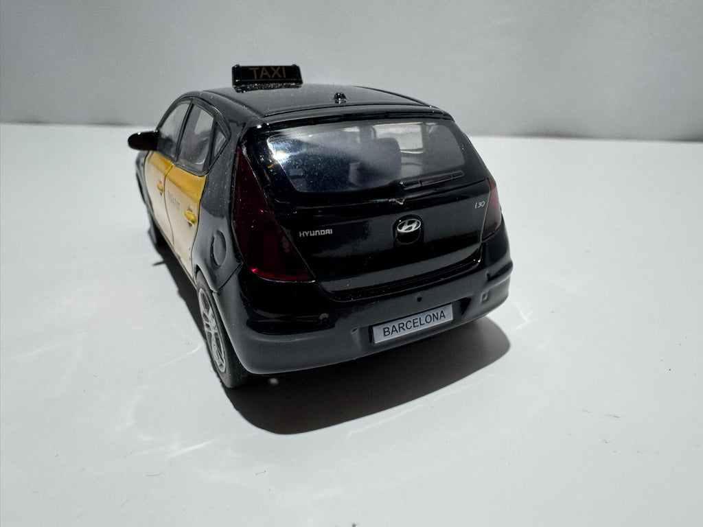1:38 Welly Hyundai I30 Hatchback Schwarz-Gelb Barcelona Taxi #226