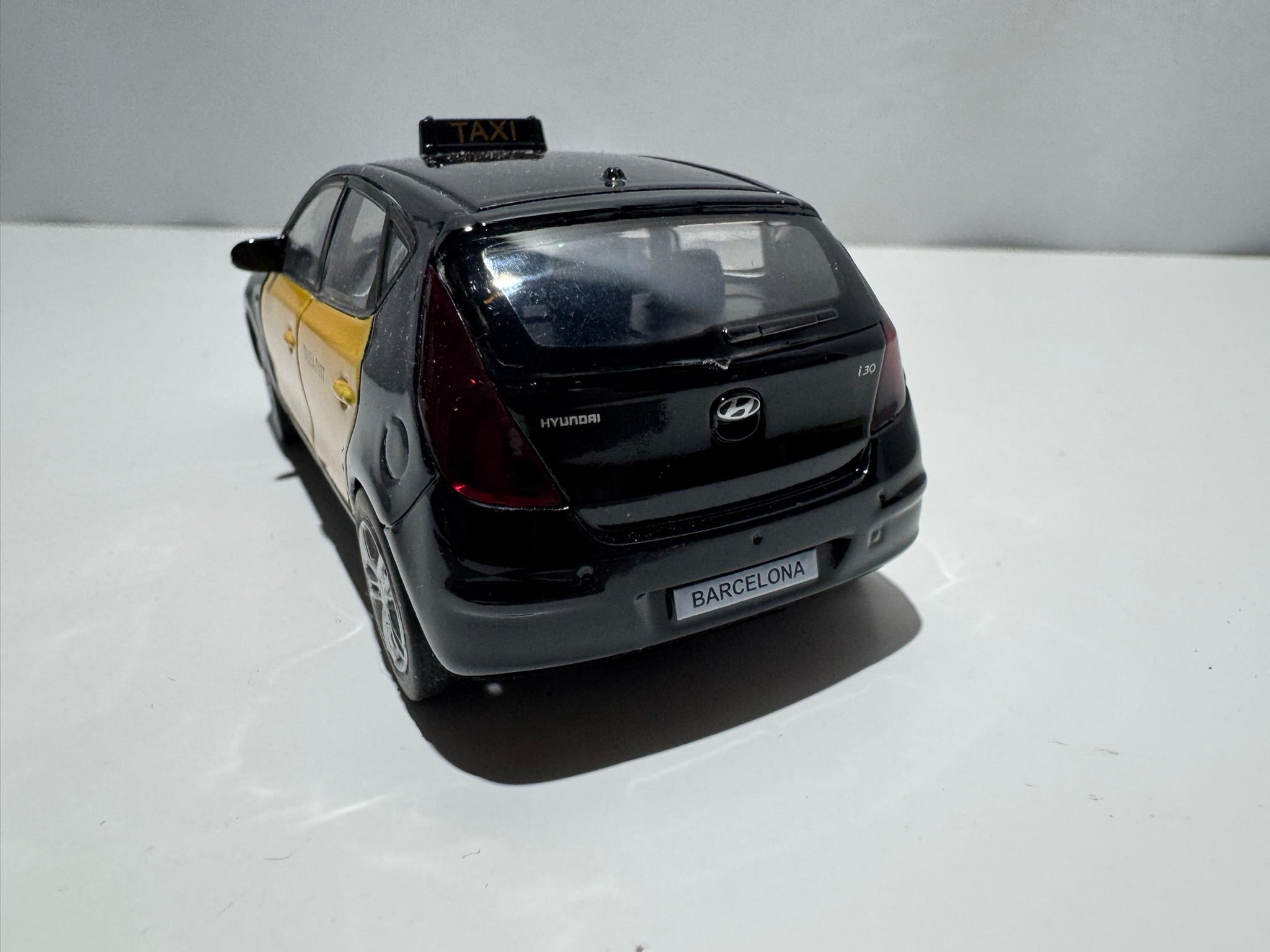 1:38 Welly Hyundai I30 Hatchback Schwarz-Gelb Barcelona Taxi #226