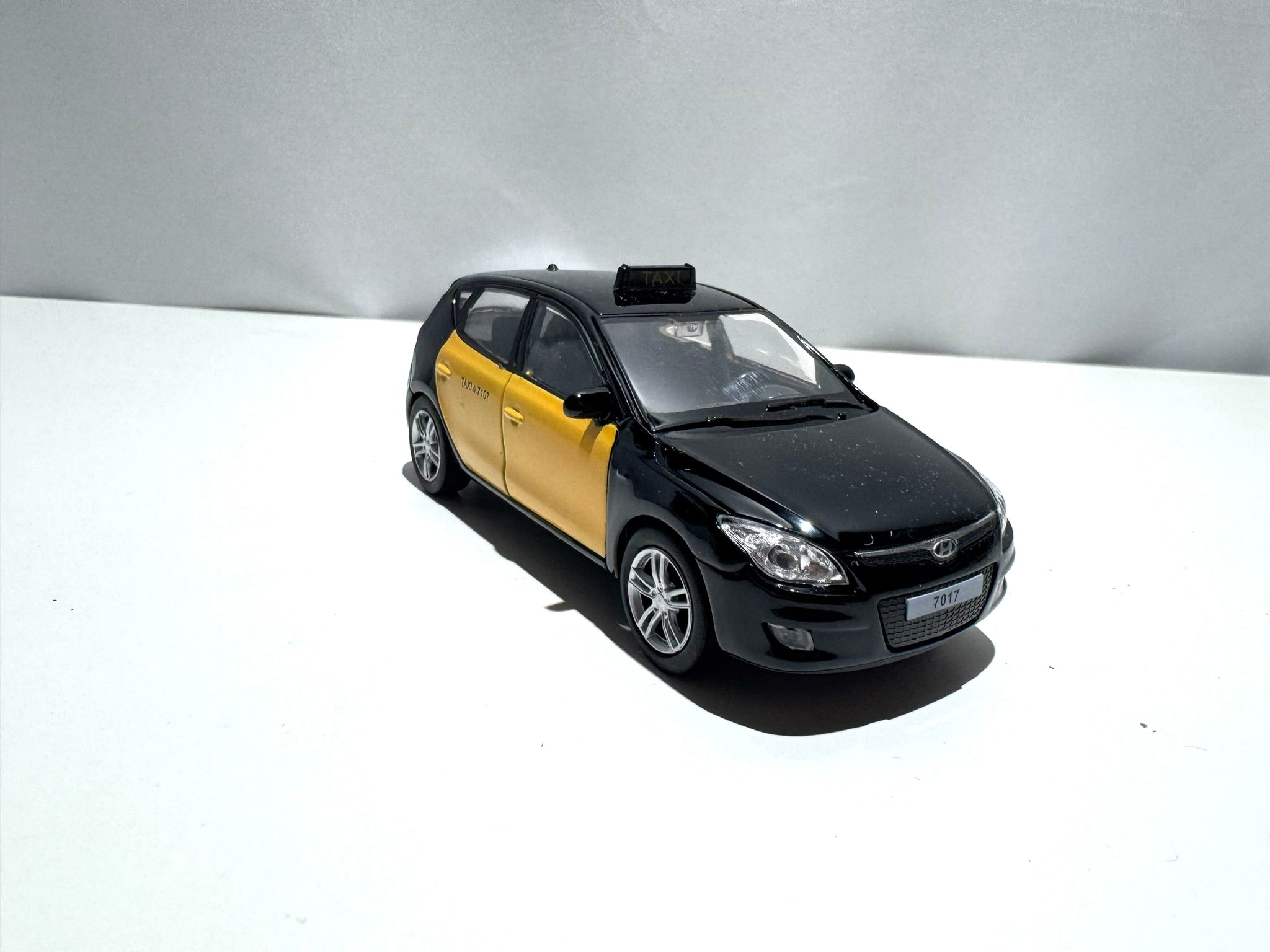 1:38 Welly Hyundai I30 Hatchback Schwarz-Gelb Barcelona Taxi #226