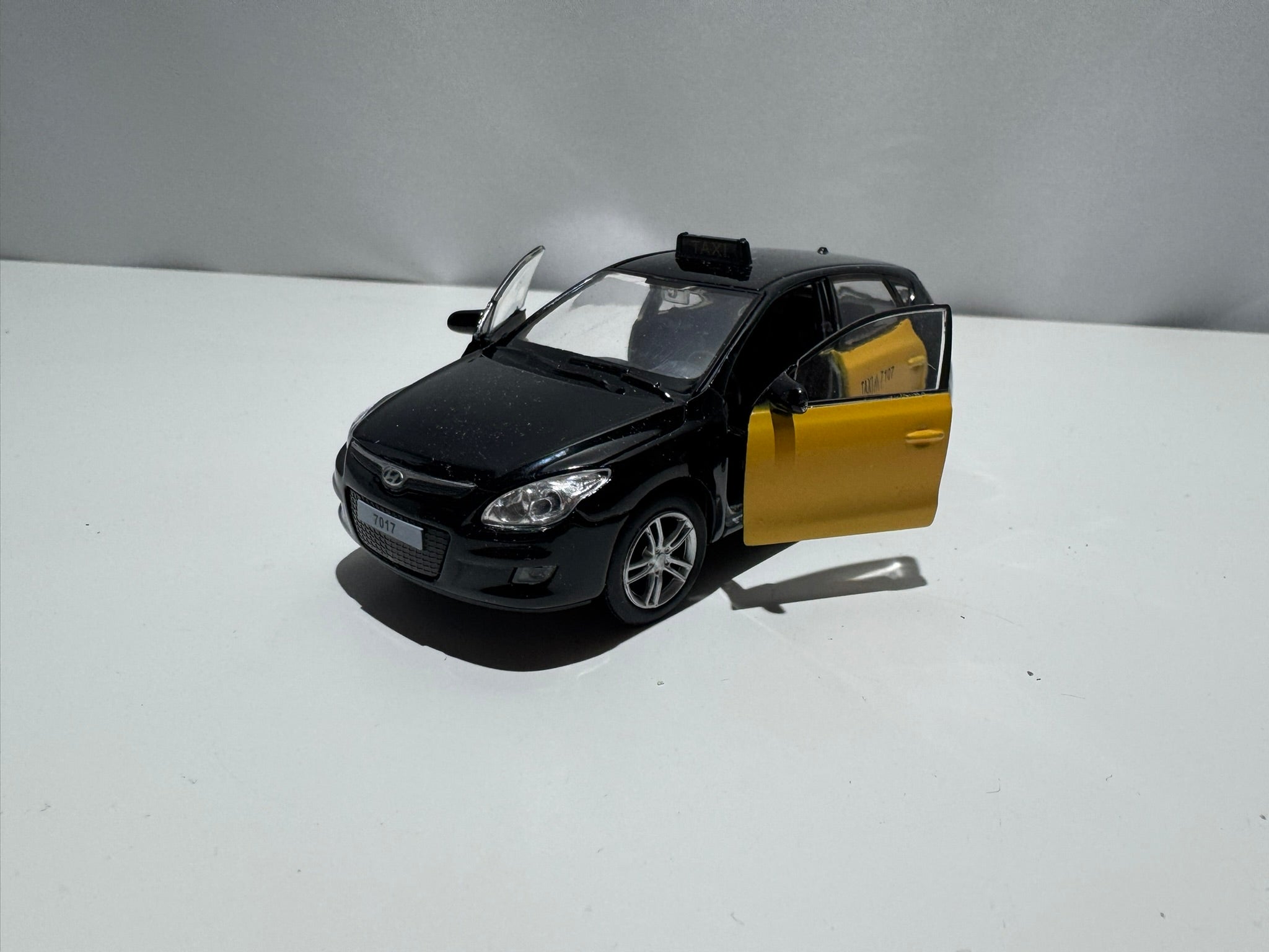 1:38 Welly Hyundai I30 Hatchback Schwarz-Gelb Barcelona Taxi #226