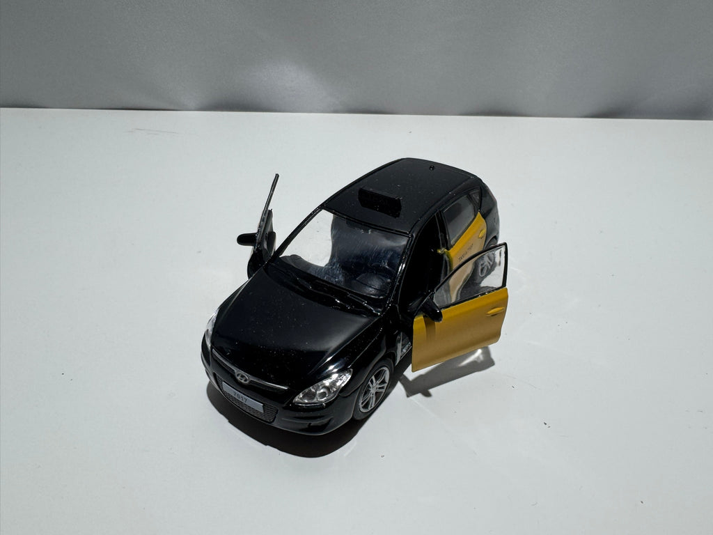 1:38 Welly Hyundai I30 Hatchback Schwarz-Gelb Barcelona Taxi #226