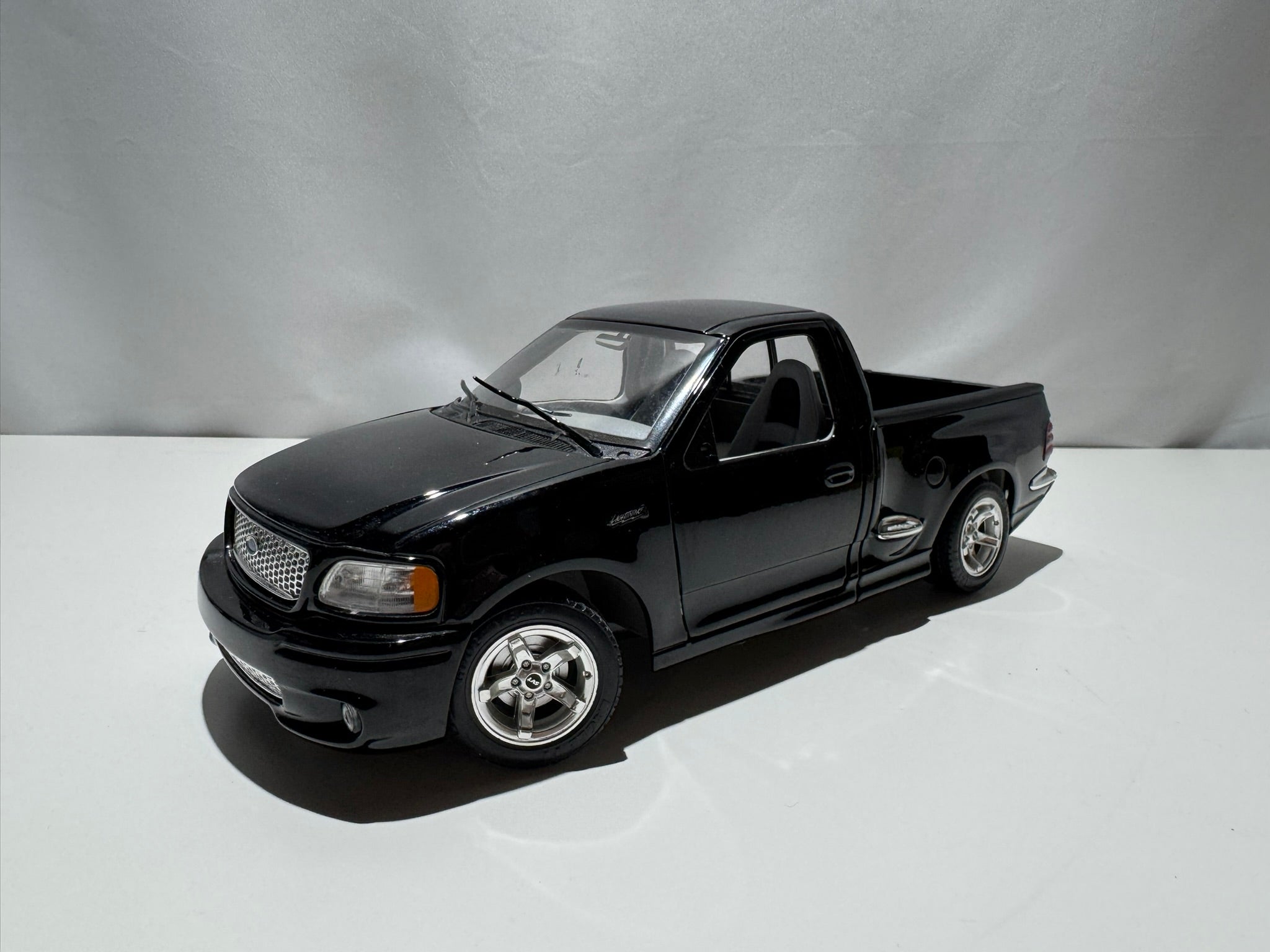 1:21 Ford F-150 SVT Pick-up Schwarz Bburago