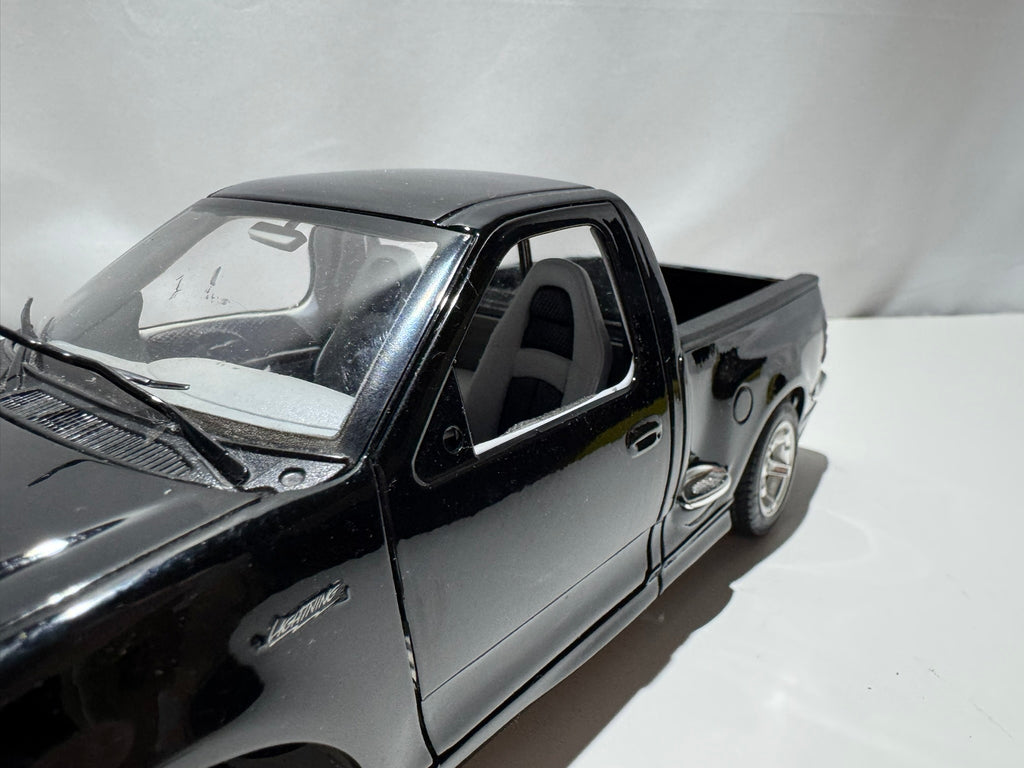 1:21 Bburago Ford F-150 SVT Pick-up Schwarz #242