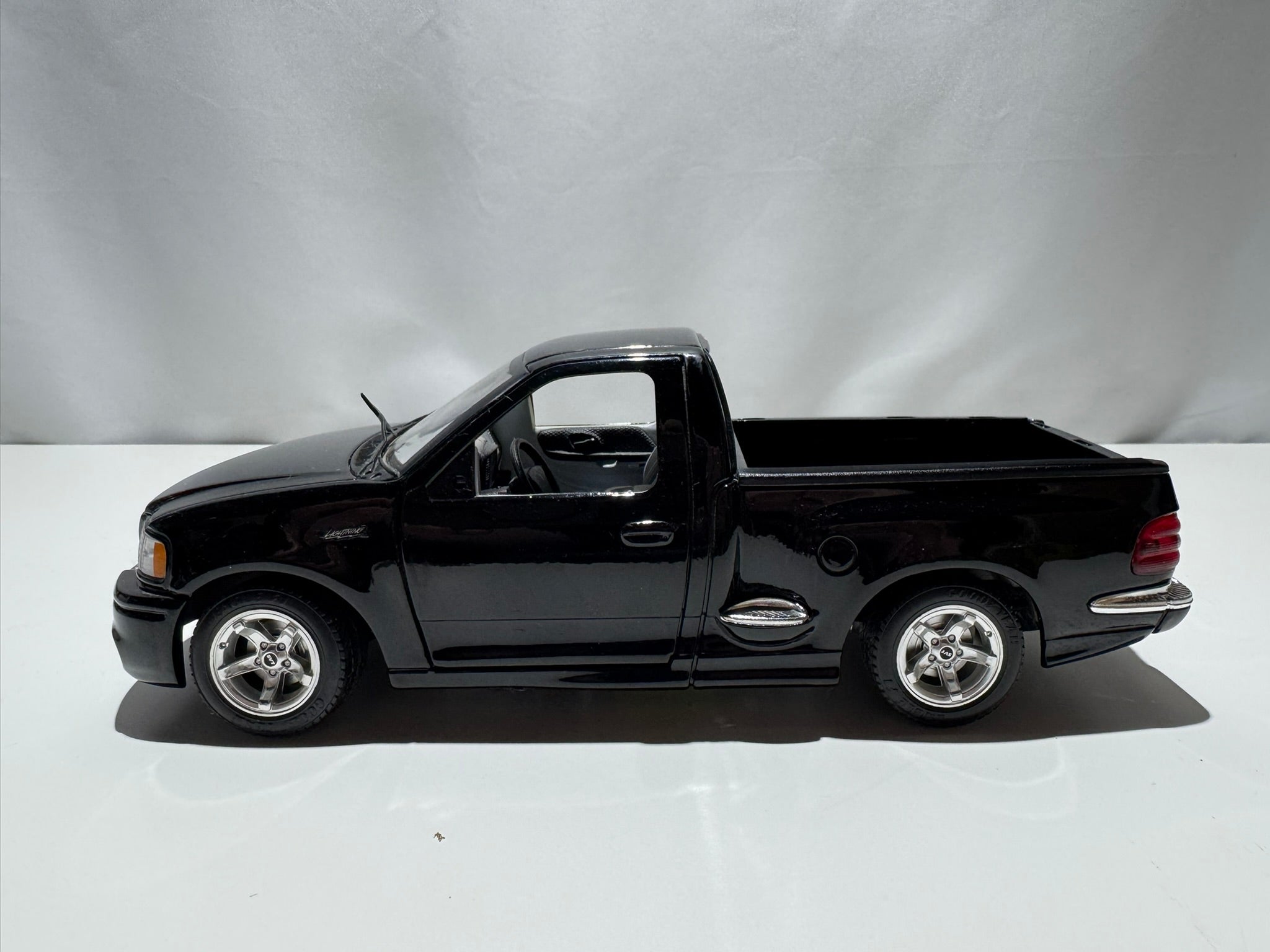 1:21 Bburago Ford F-150 SVT Pick-up Schwarz #242