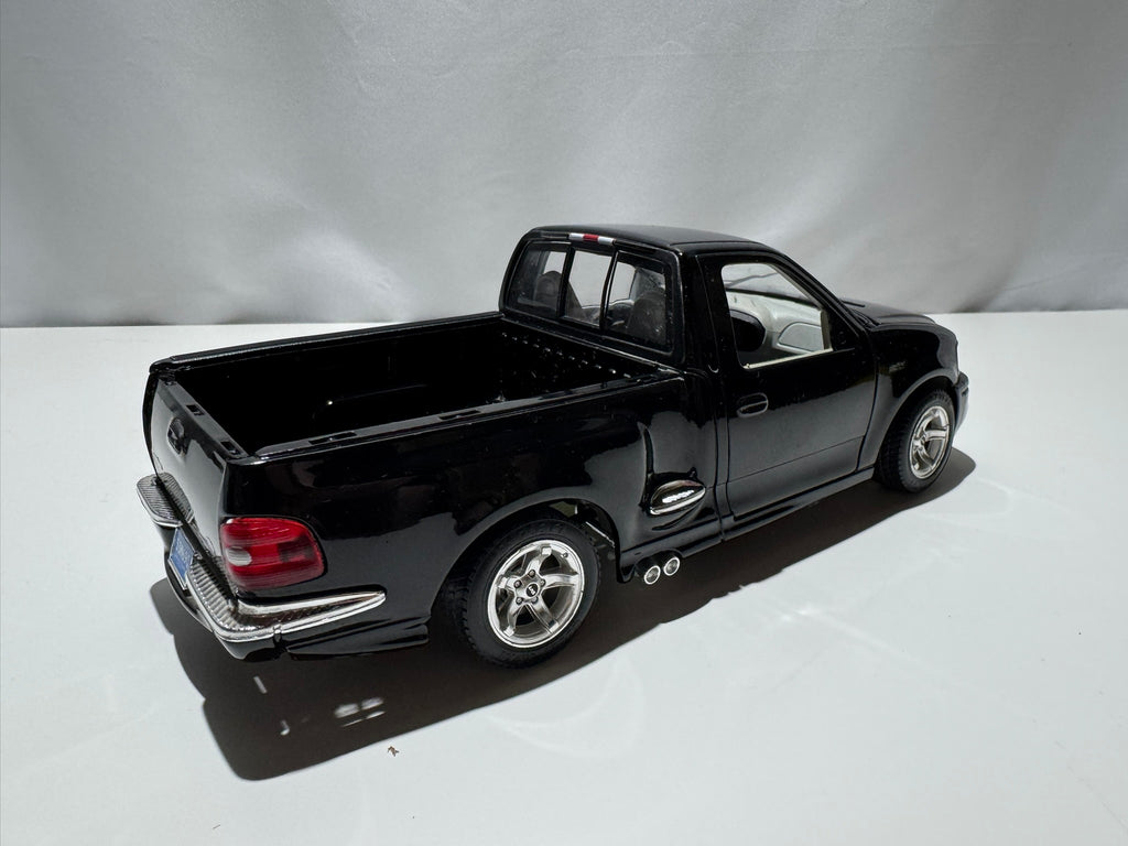 1:21 Bburago Ford F-150 SVT Pick-up Schwarz #242