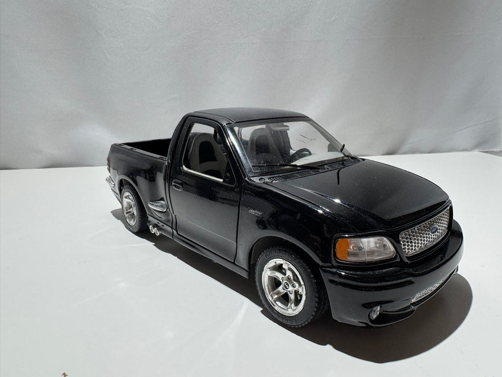 1:21 Bburago Ford F-150 SVT Pick-up Schwarz #242