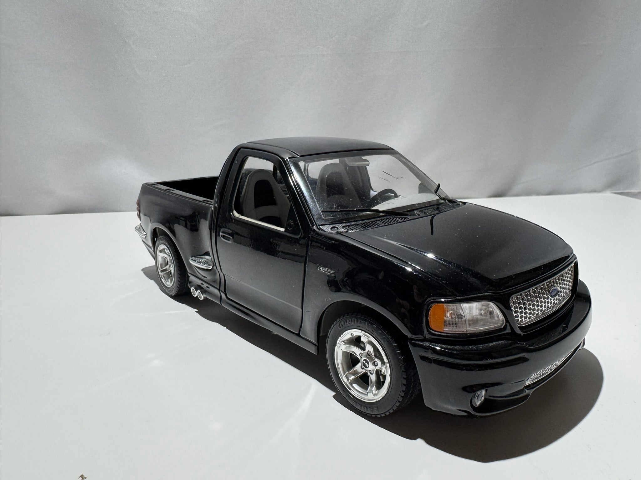 1:21 Bburago Ford F-150 SVT Pick-up Schwarz #242