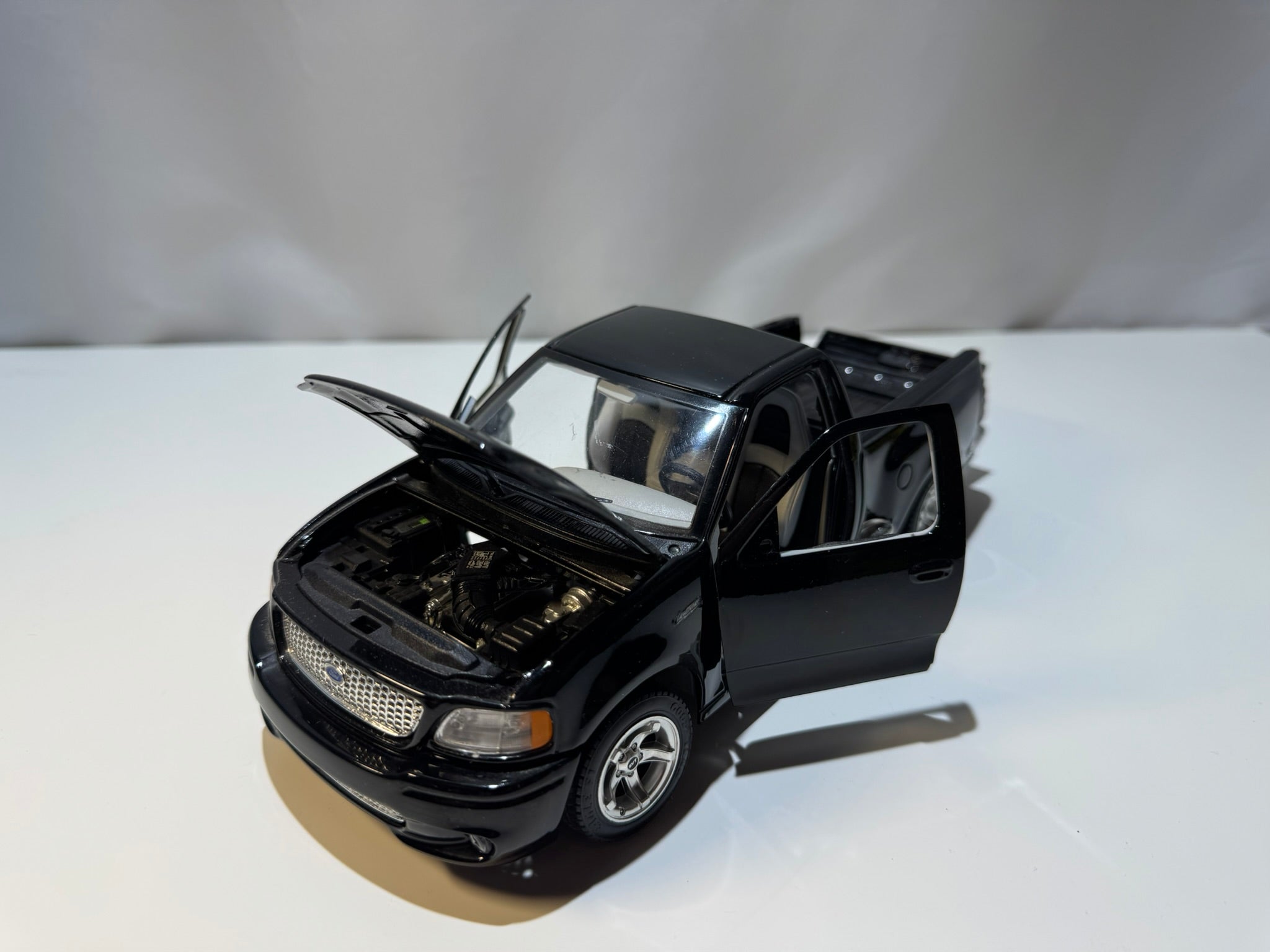 1:21 Bburago Ford F-150 SVT Pick-up Schwarz #242