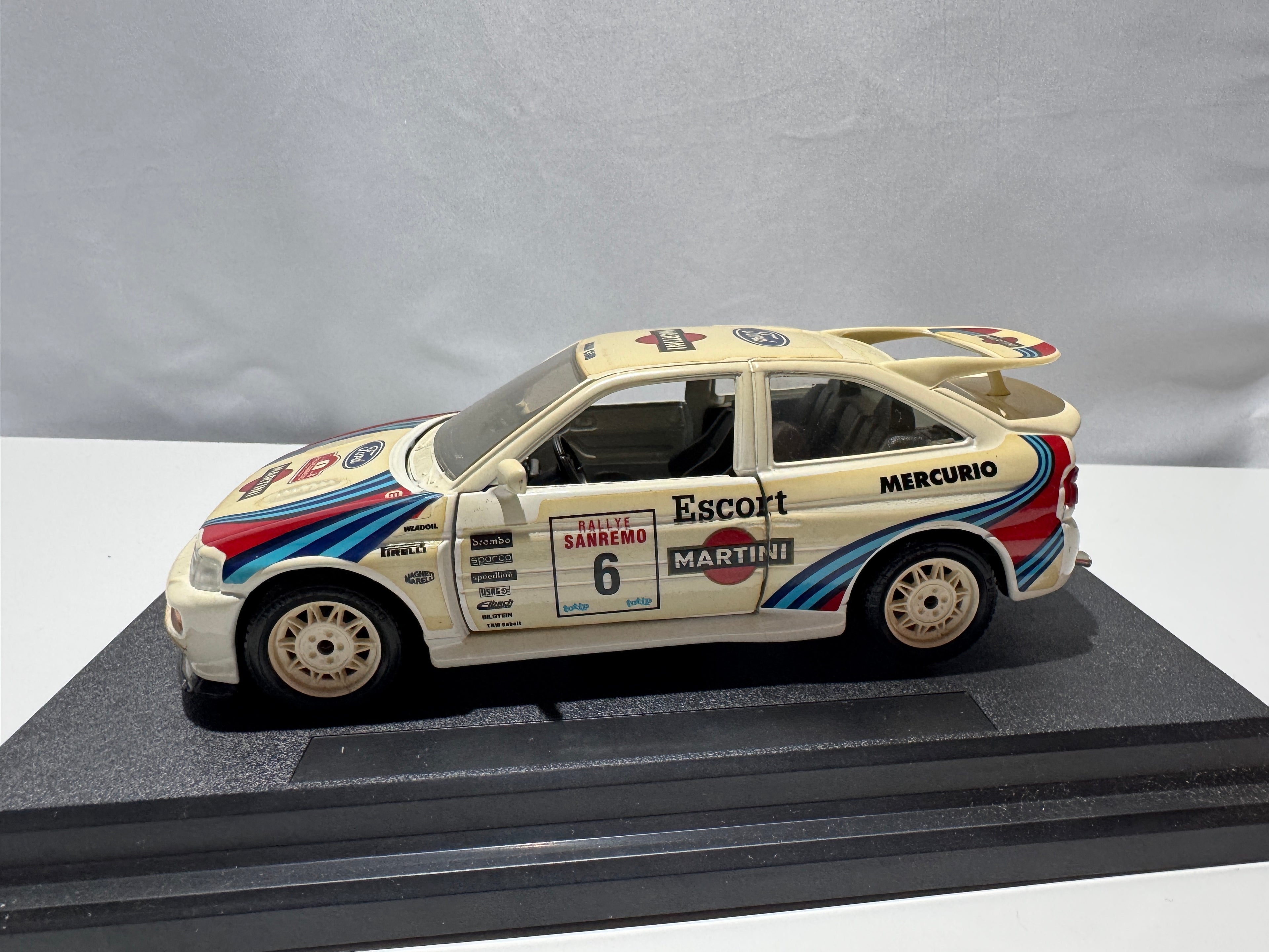 1:24 Bburago Ford Escord Rally 1994 Weiß #255