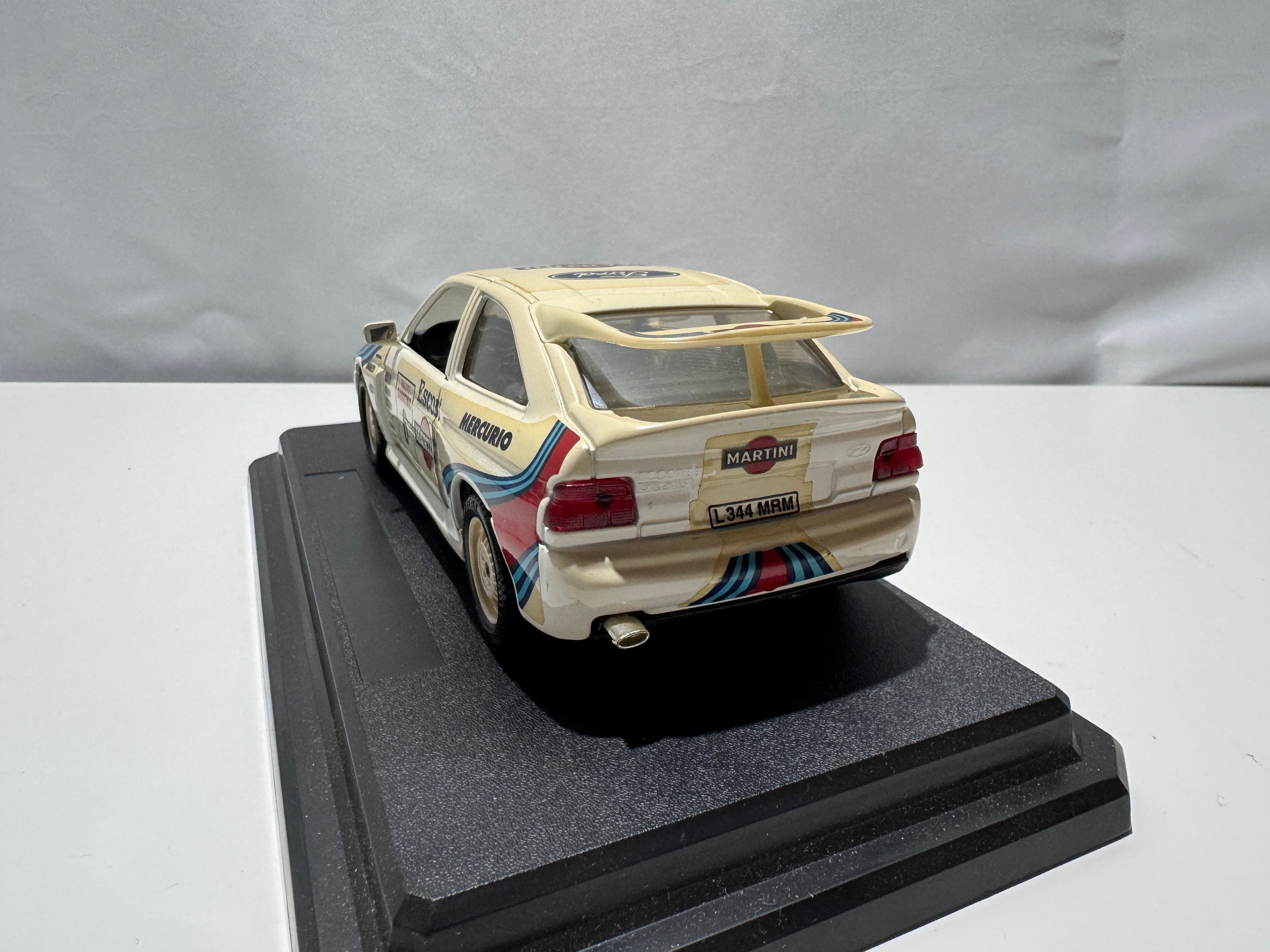 1:24 Bburago Ford Escord Rally 1994 Weiß #255