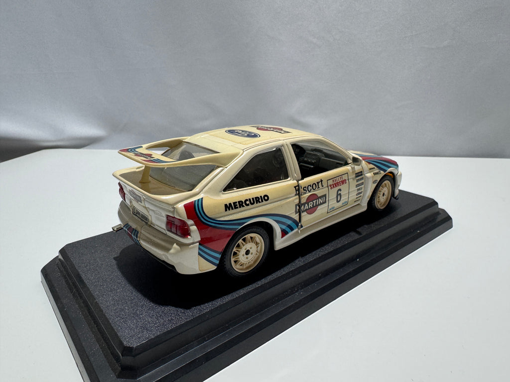 1:24 Bburago Ford Escord Rally 1994 Weiß #255