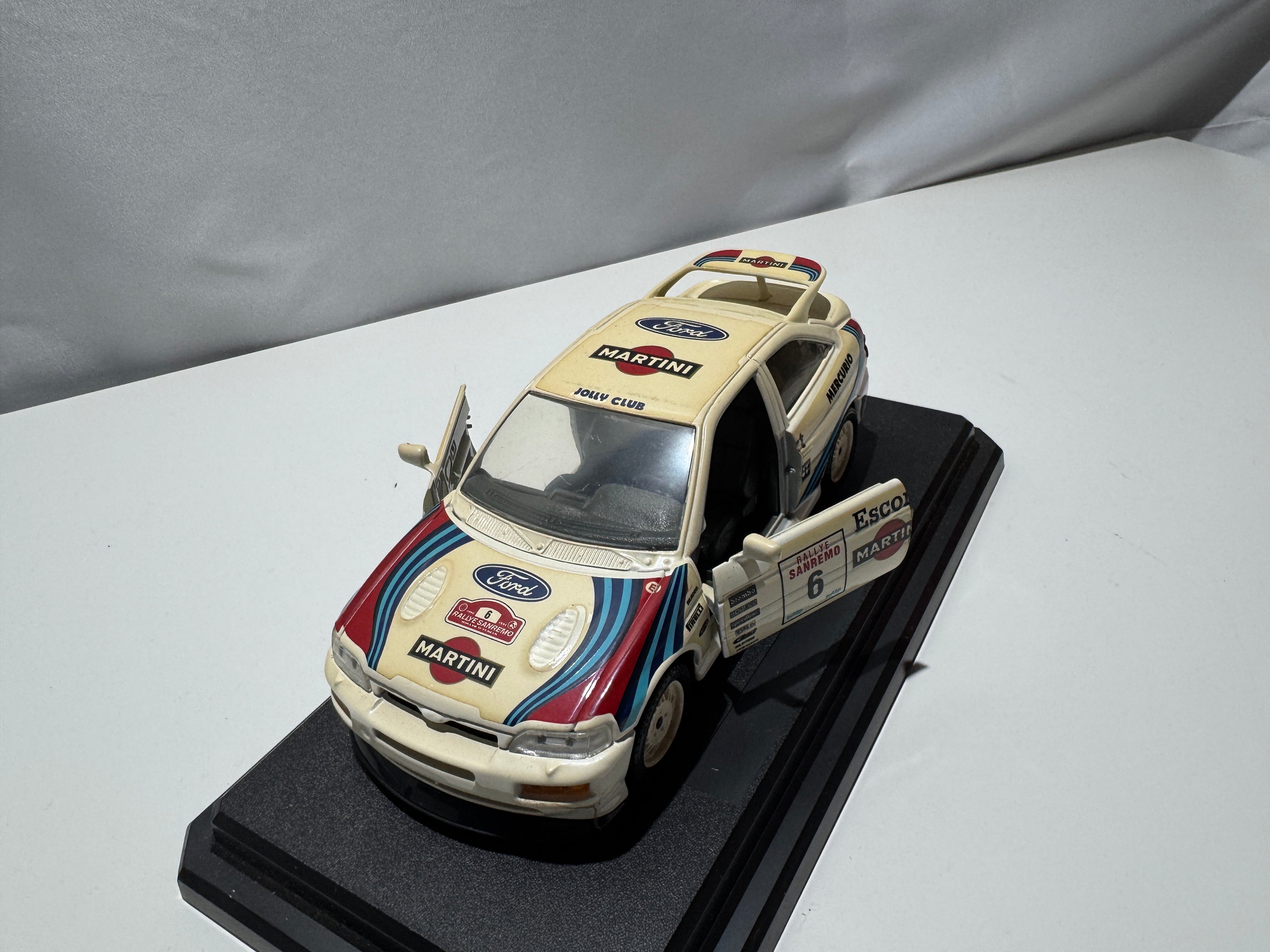 1:24 Bburago Ford Escord Rally 1994 Weiß #255