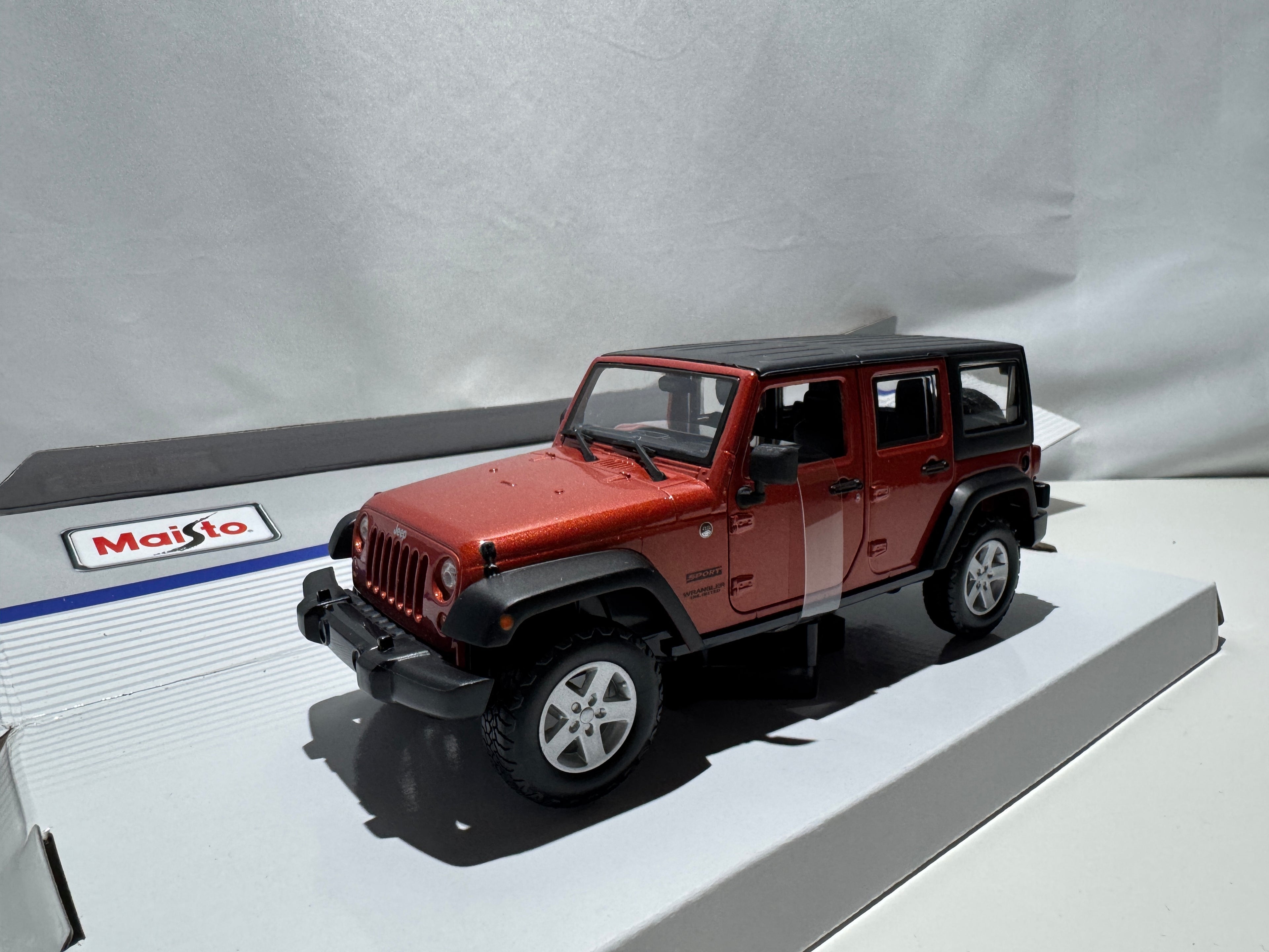 1:24 JEEP Wrangler Unlimited Orange Maisto