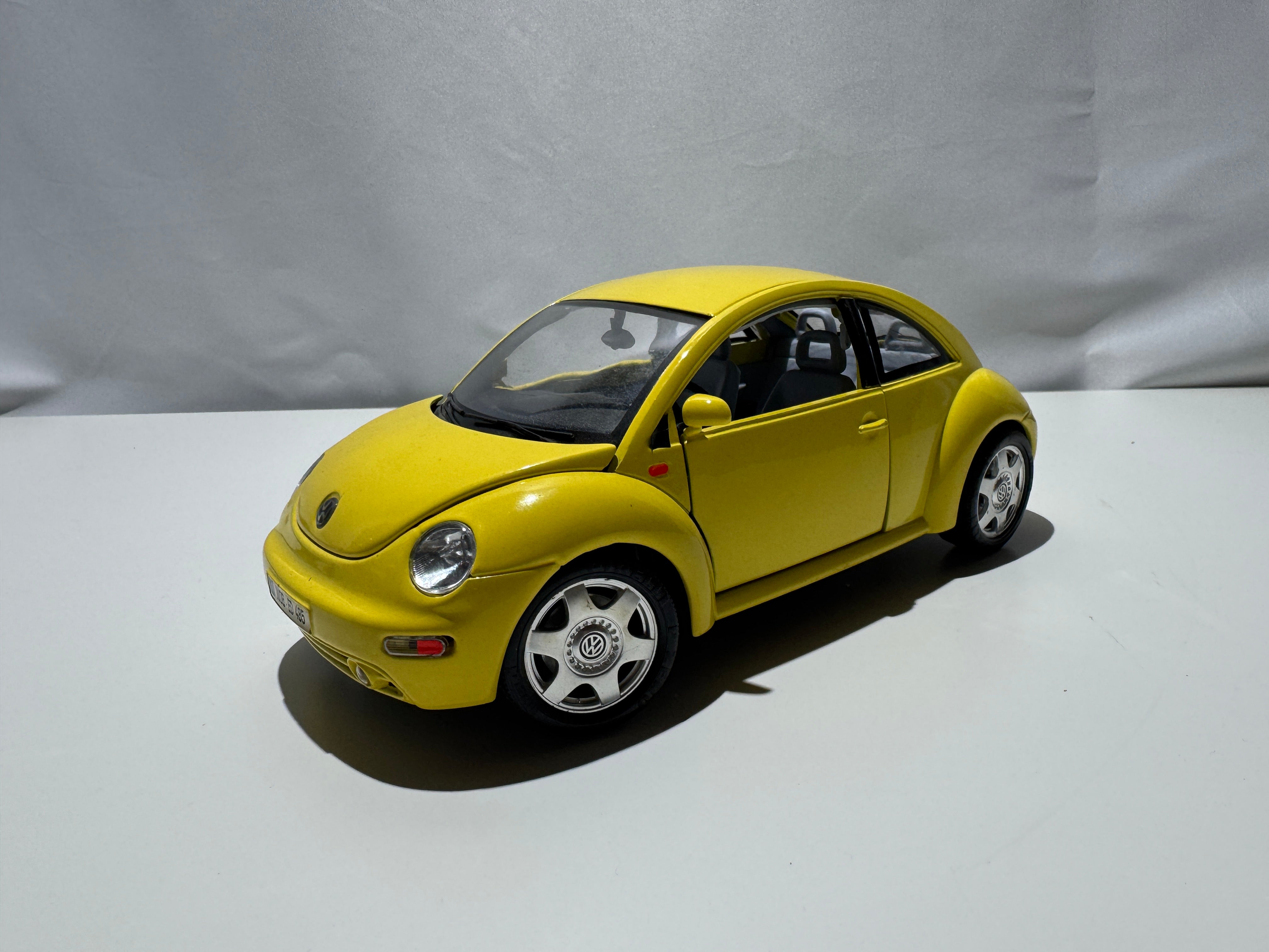 1:18 VW Volkswagen New Beetle Yellow Bburago – Gal Modellautowelt