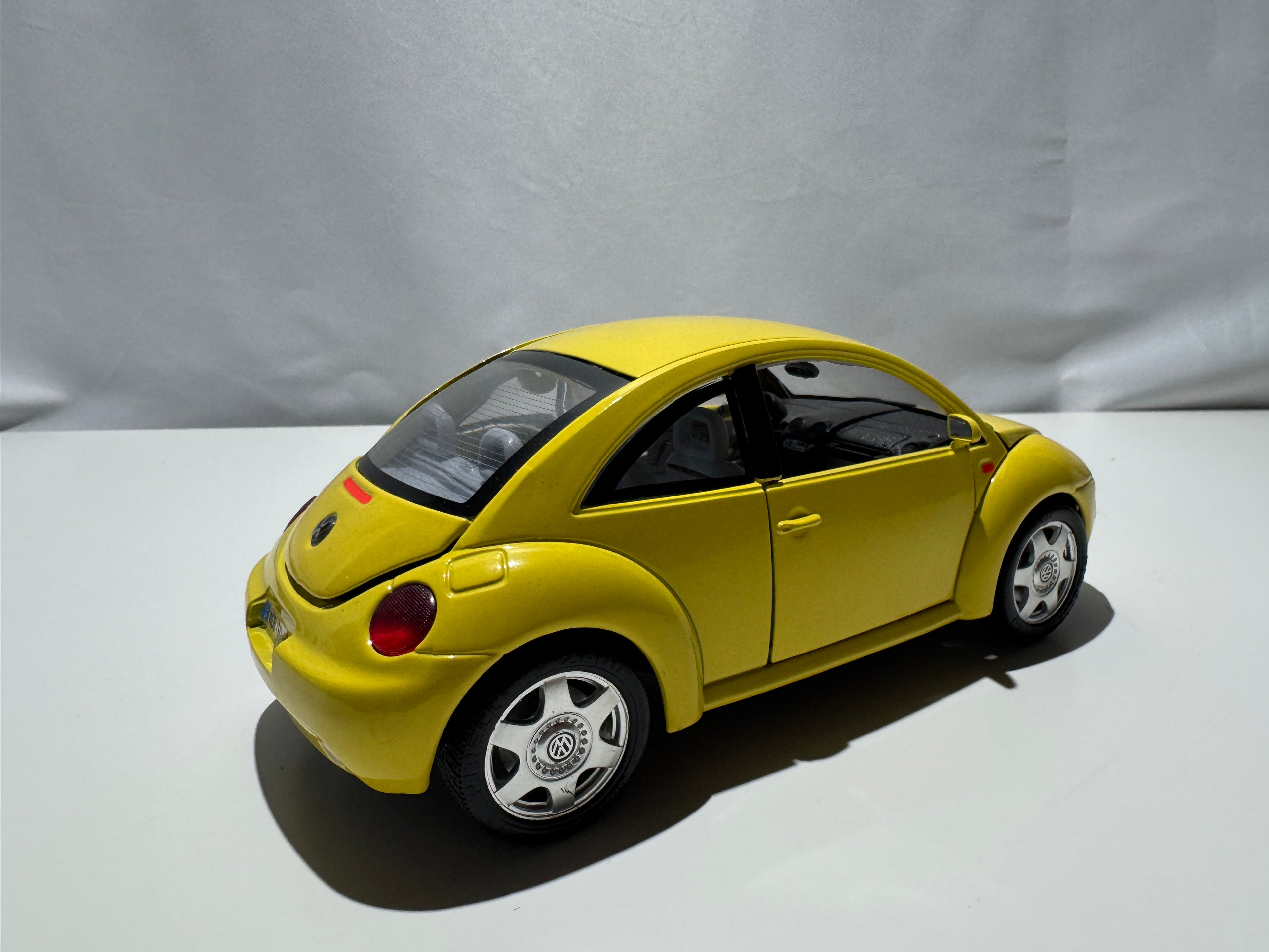 1:18 Bburago VW Volkswagen New Beetle Gelb #270