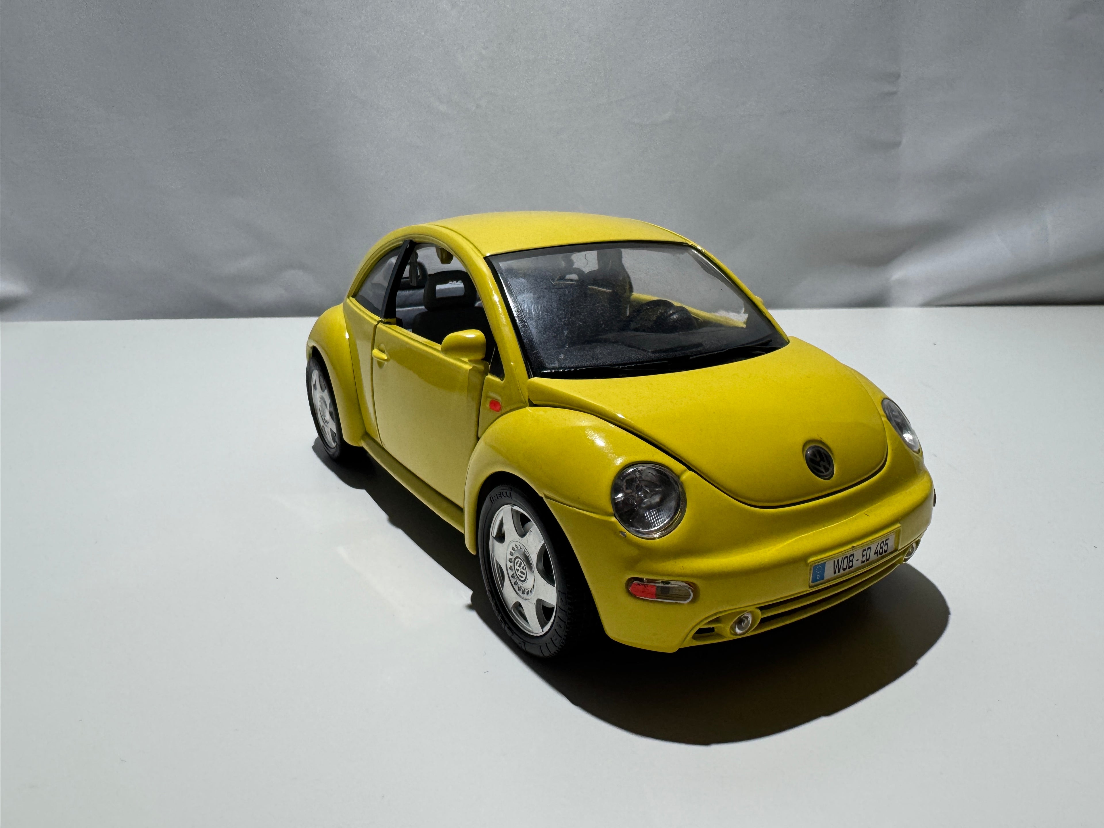 1:18 Bburago VW Volkswagen New Beetle Gelb #270