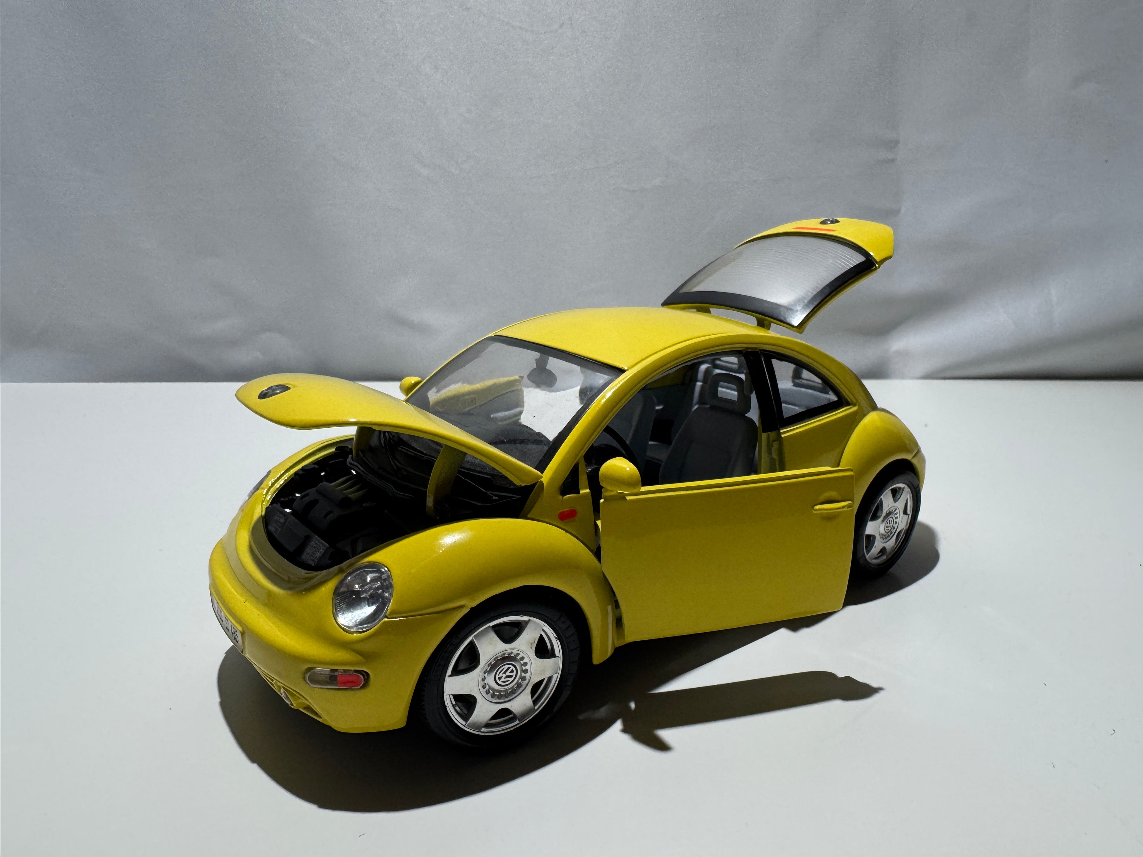1:18 Bburago VW Volkswagen New Beetle Gelb #270