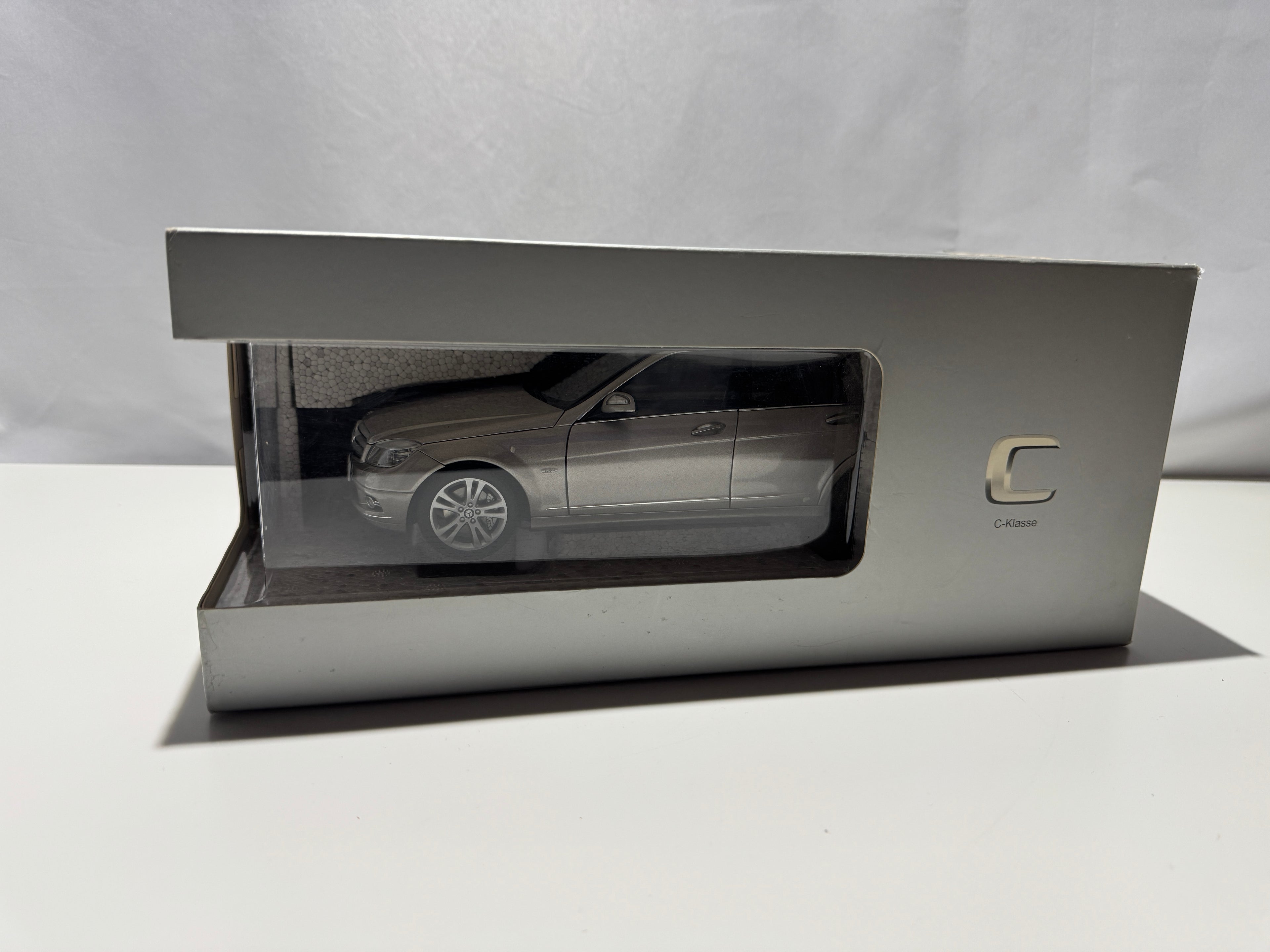 1:18 AutoART Mercedes-Benz C-Class W204 Händlermodell