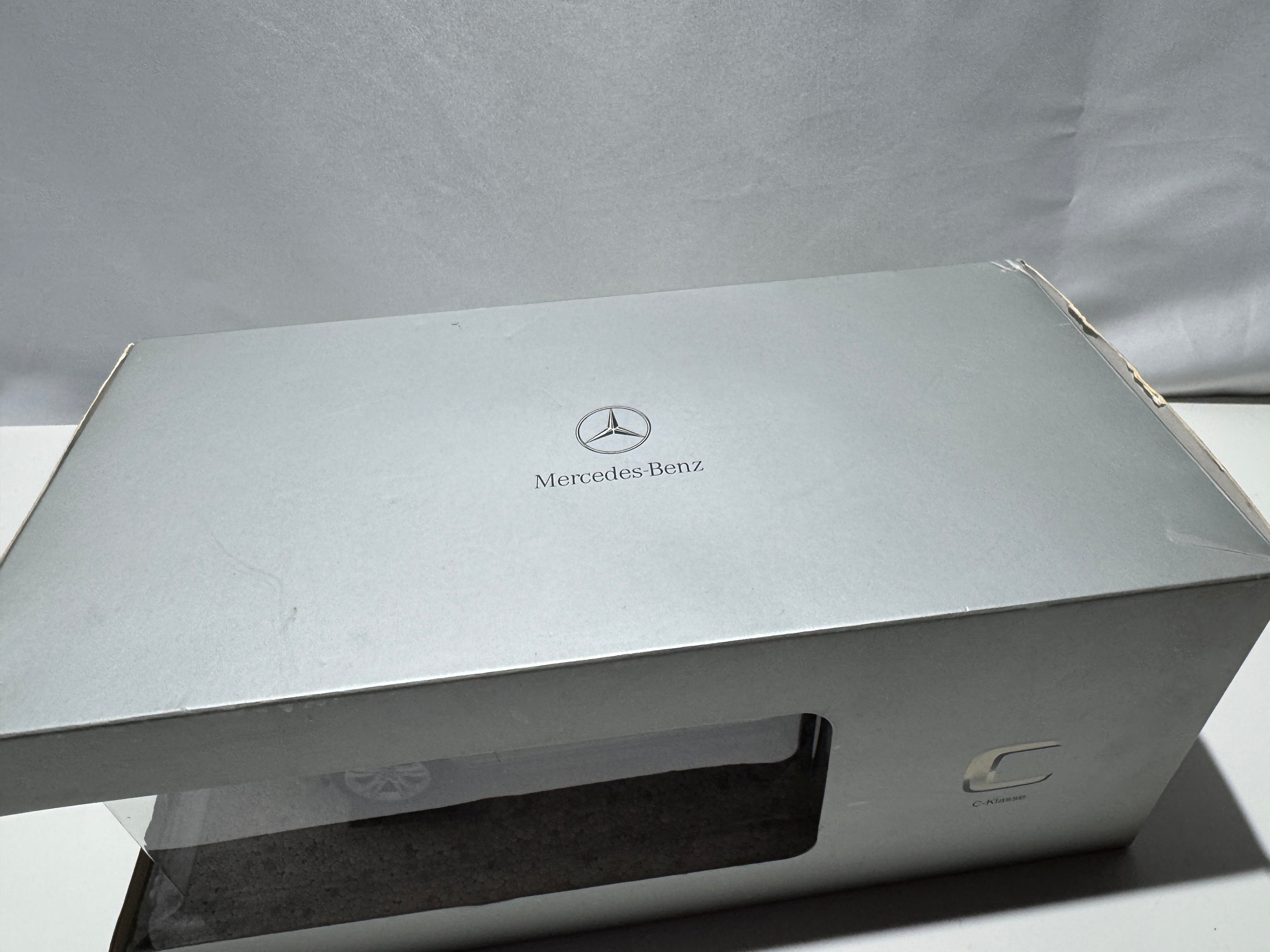 1:18 AutoART Mercedes-Benz C-Class W204 Händlermodell