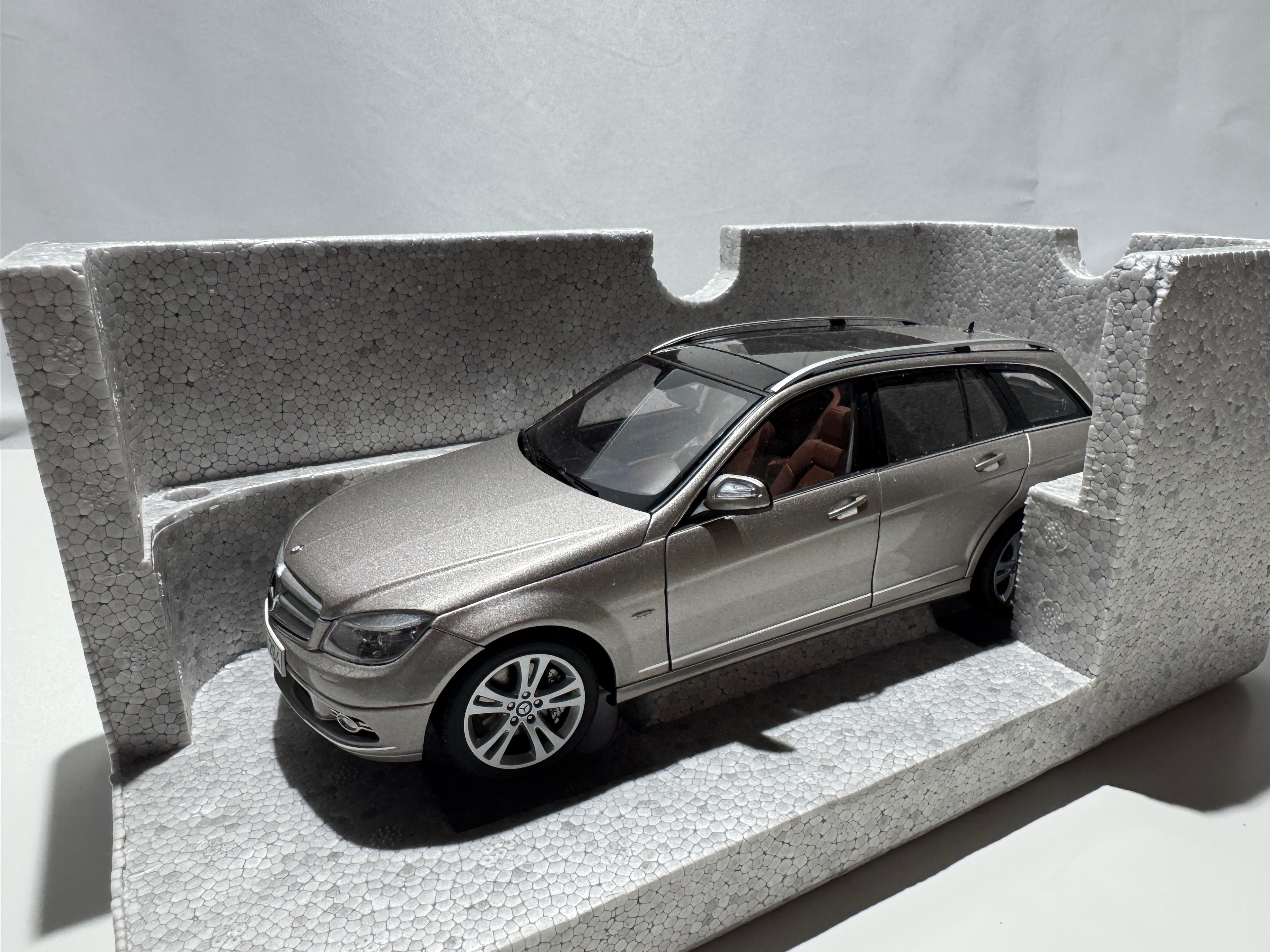 1:18 AutoART Mercedes-Benz C-Class W204 Händlermodell