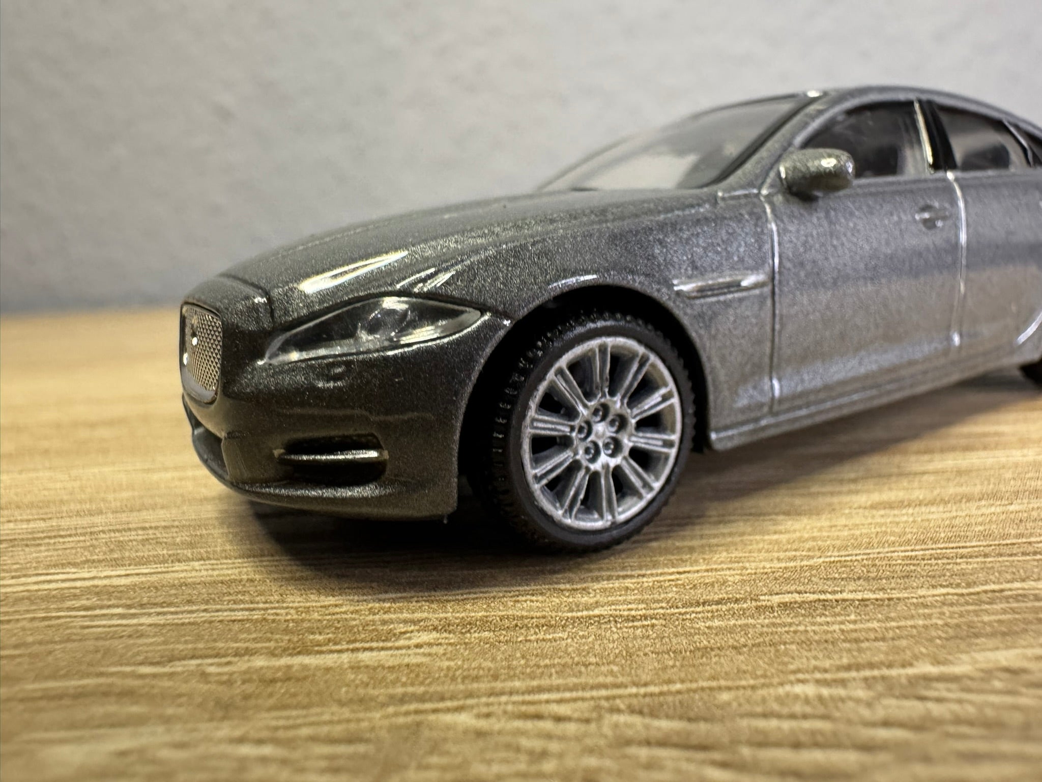 1:43 Welly Jaguar XJ 2010 Grau #037