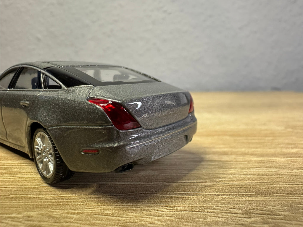 1:43 Welly Jaguar XJ 2010 Grau #037