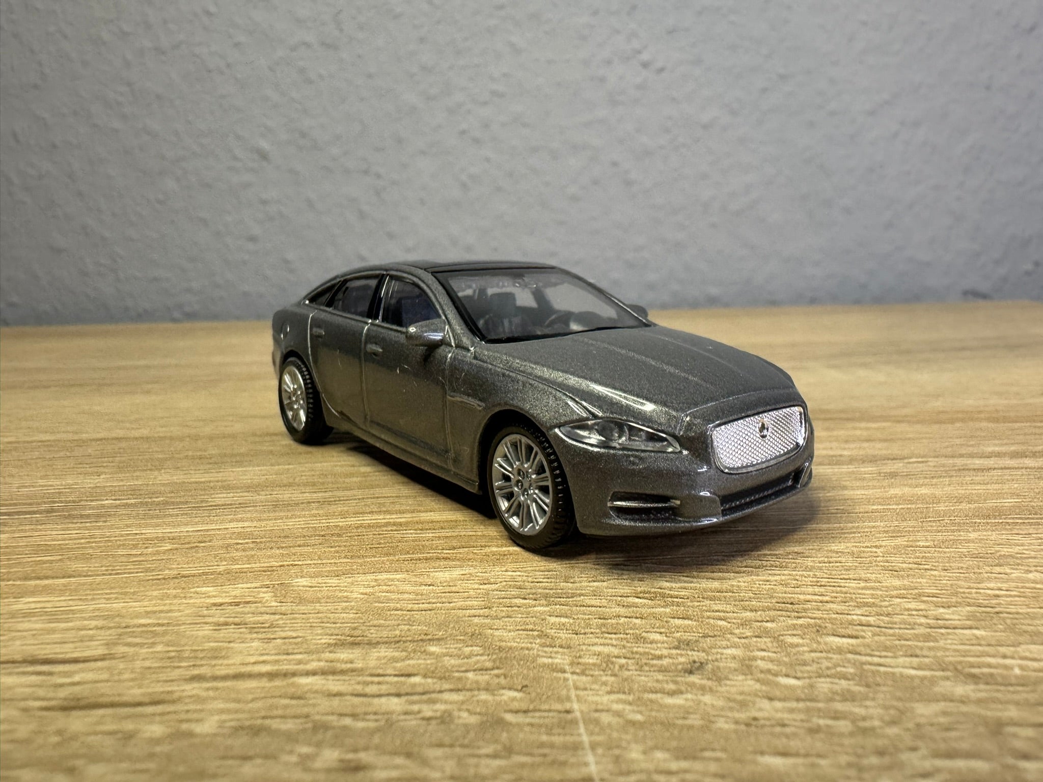 1:43 Welly Jaguar XJ 2010 Grau #037