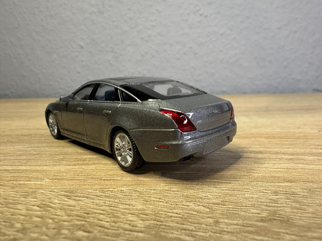 1:43 Welly Jaguar XJ 2010 Grau #037