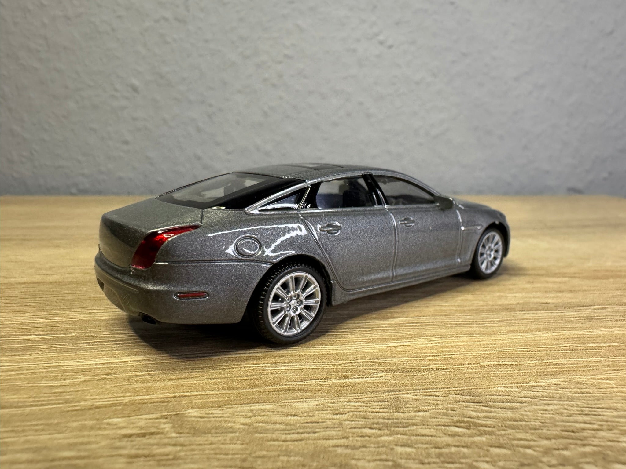 1:43 Welly Jaguar XJ 2010 Grau #037