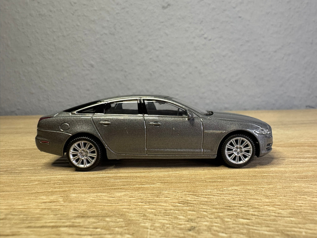 1:43 Welly Jaguar XJ 2010 Grau #037