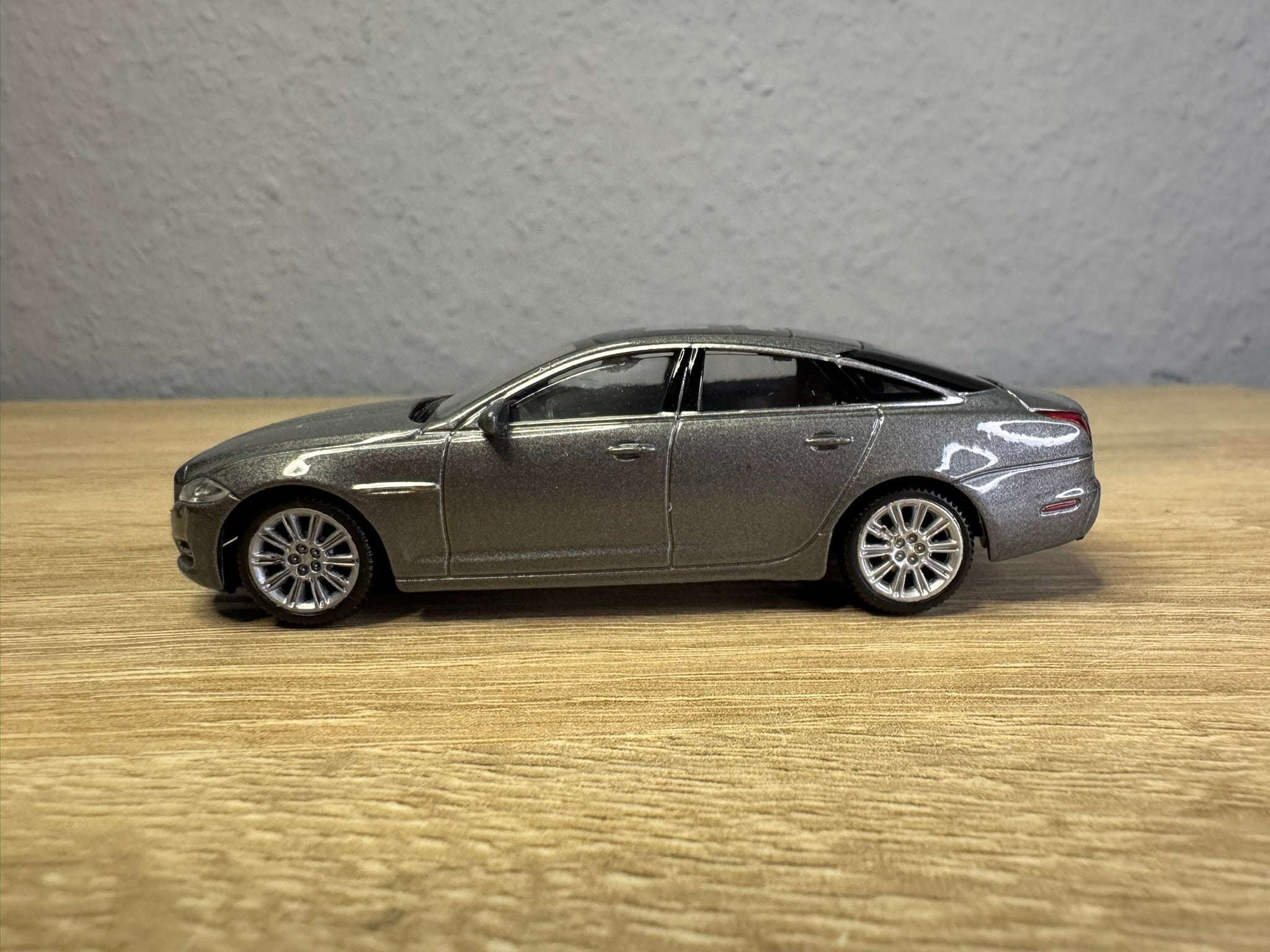 1:43 Welly Jaguar XJ 2010 Grau #037