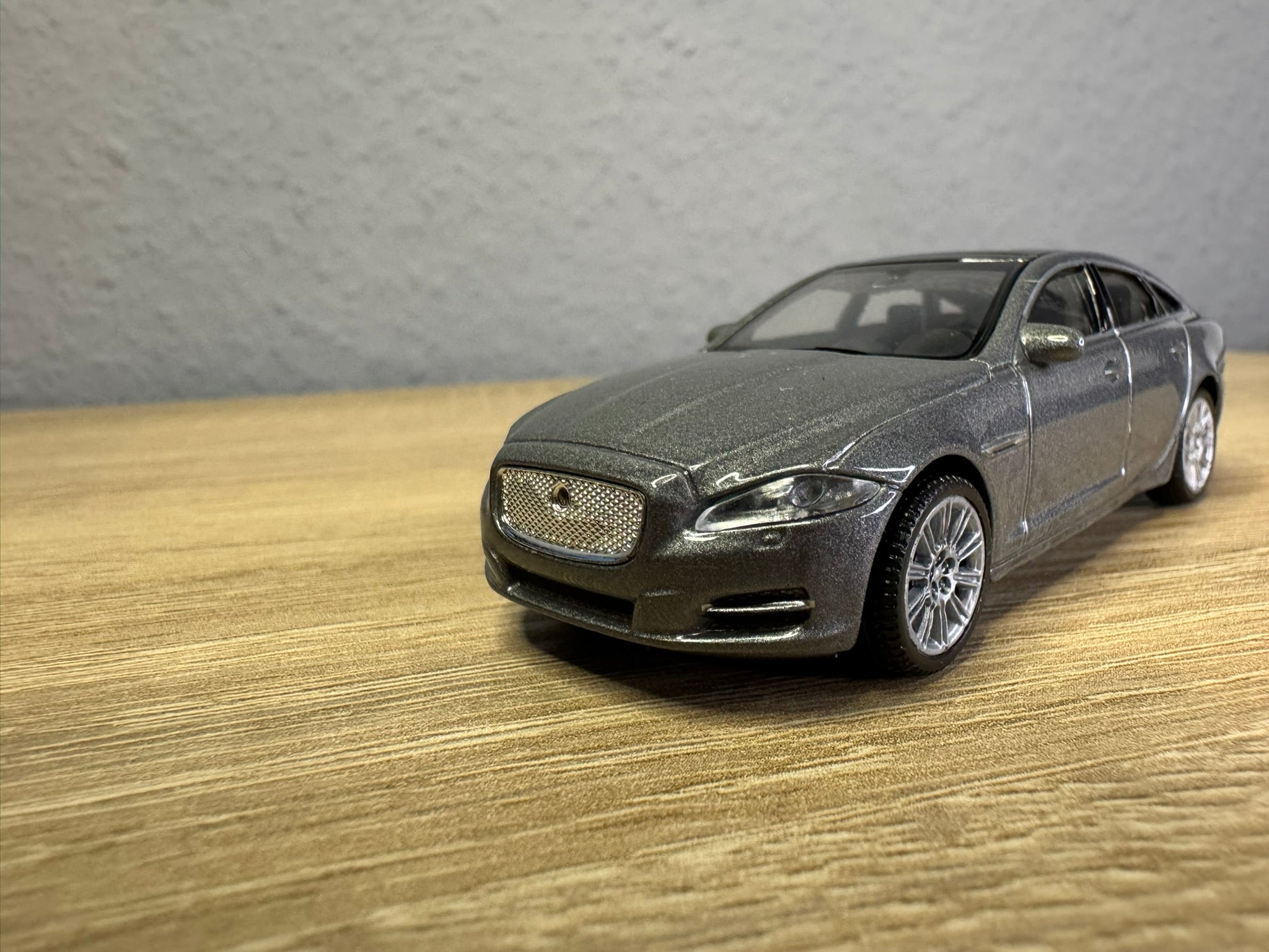 1:43 Welly Jaguar XJ 2010 Grau #037